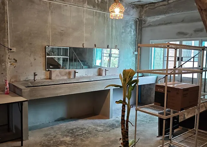 Bangkhunnon Station Hostel